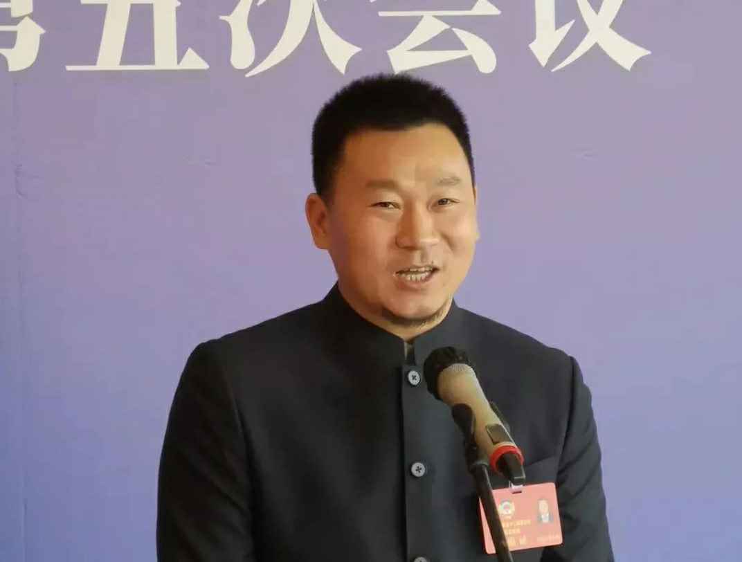 为进一步展示市政协团结、民主、开放、自信的形象，向市民和网友展示政协委员的履职风采，中山市政协十二届五次会议在2月4日上午开幕前开设“委员通道”，市政协委员、郑州昕昊资本管理有限公司公司总经理陈朝阳走进“委员通道”，回应社会关切的问题。他就如何做好城市应急管理规划的问题进行发言，并回答记者提问。.jpg